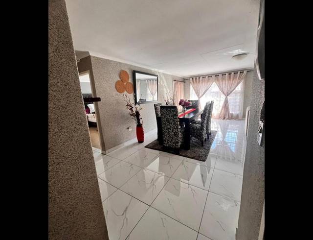 2 BEDROOM TOWNHOUSE FOR SALE IN LINDHAVEN